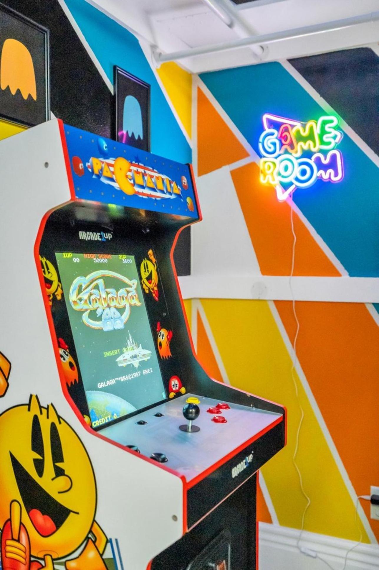 Holiday home 3br Retro Arcade W Games & Pool!